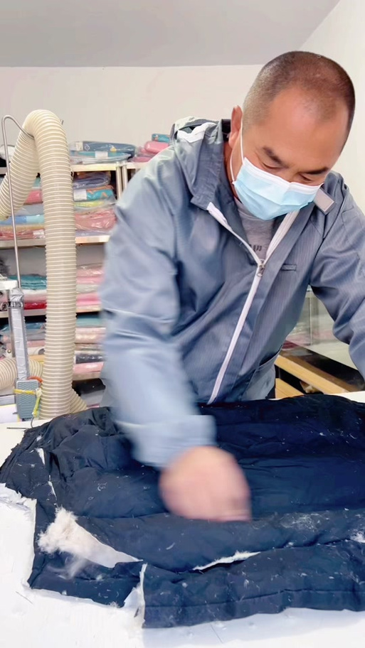 把十三件旧羽绒服改成两床大被子 普通人的羽绒被翻新全记录